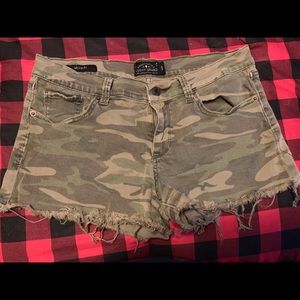 Lucky Brand camo shorts size 29
